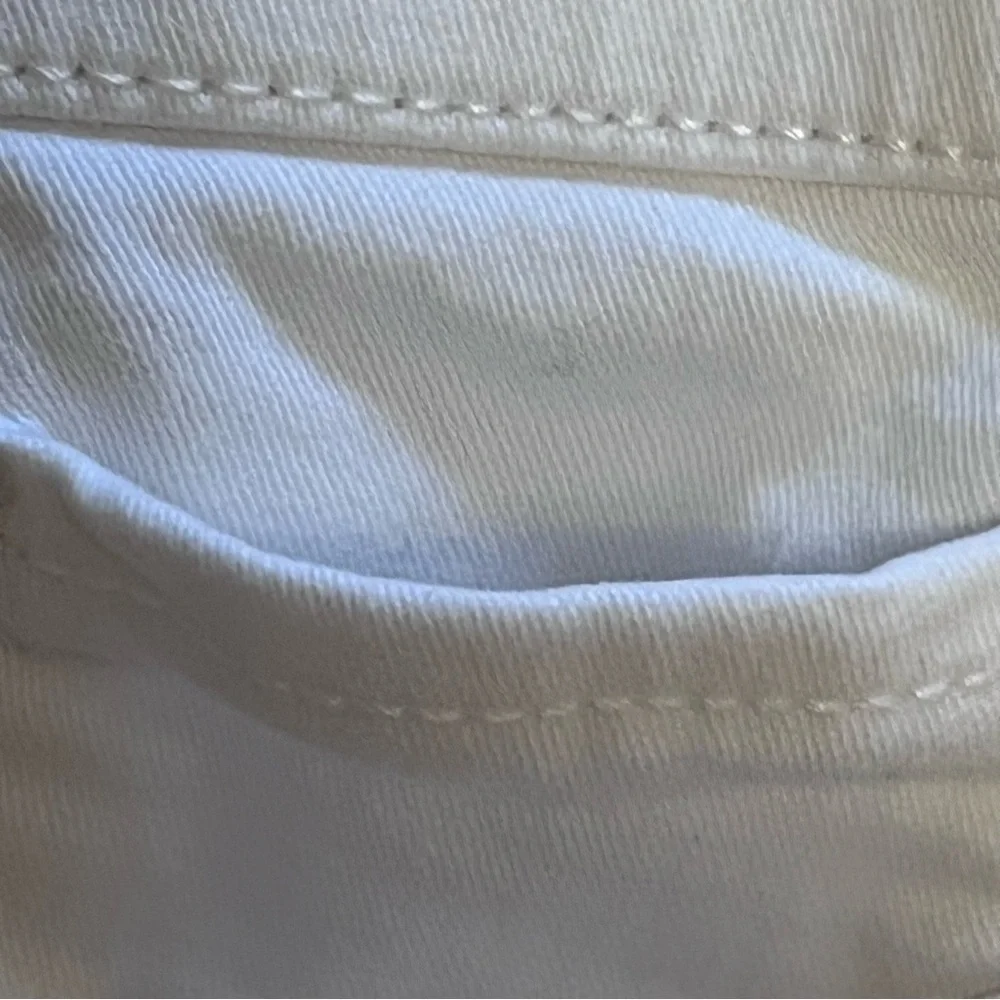 Bandolino Women’s White Pull-On Skimmer Pants - Picture 7 of 11